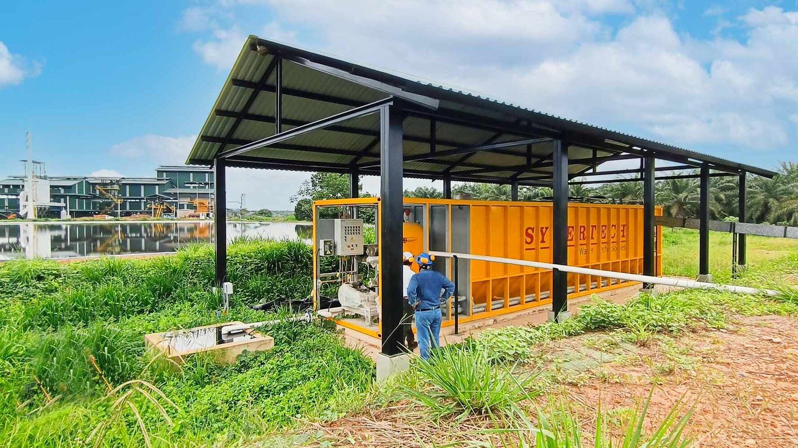 persona realizando pruebas en planta complementaria de tratamiento de aguas residuales - ver detalles de la planta