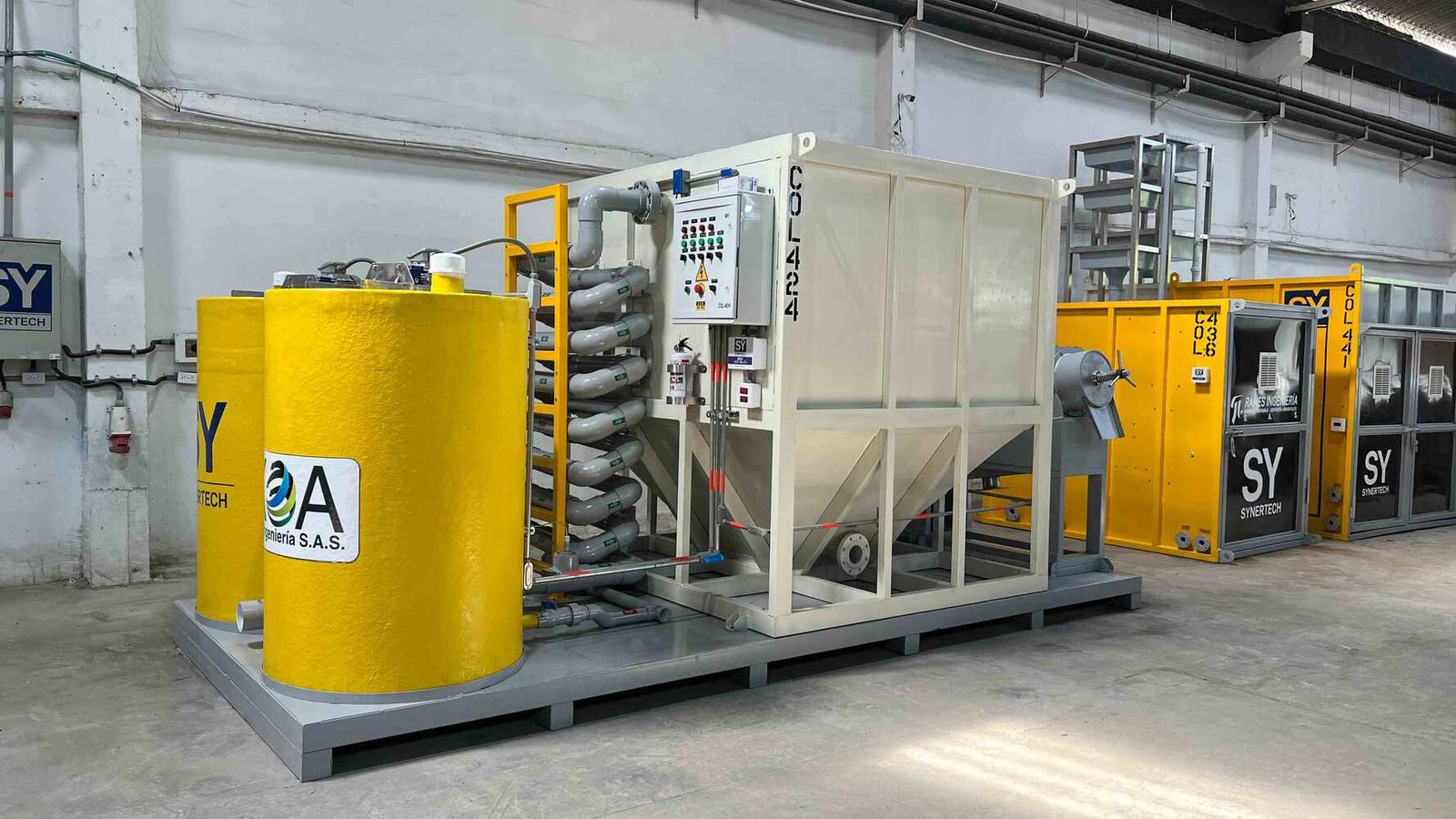 persona realizando pruebas en planta complementaria de tratamiento de aguas residuales - ver detalles de la planta