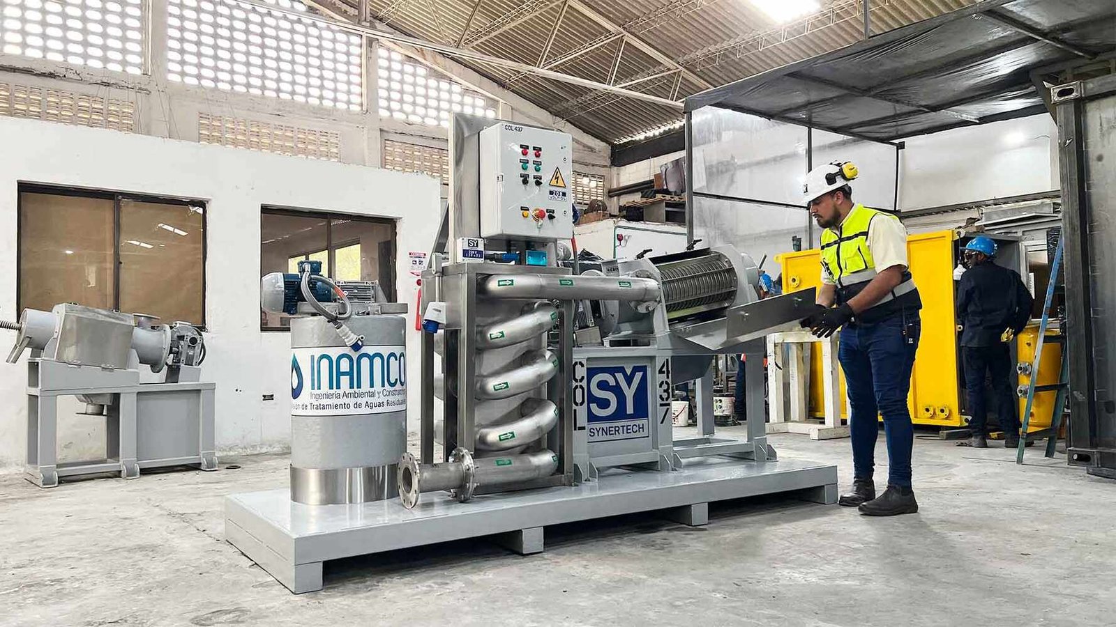 persona realizando pruebas en planta complementaria de tratamiento de aguas residuales - ver detalles de la planta